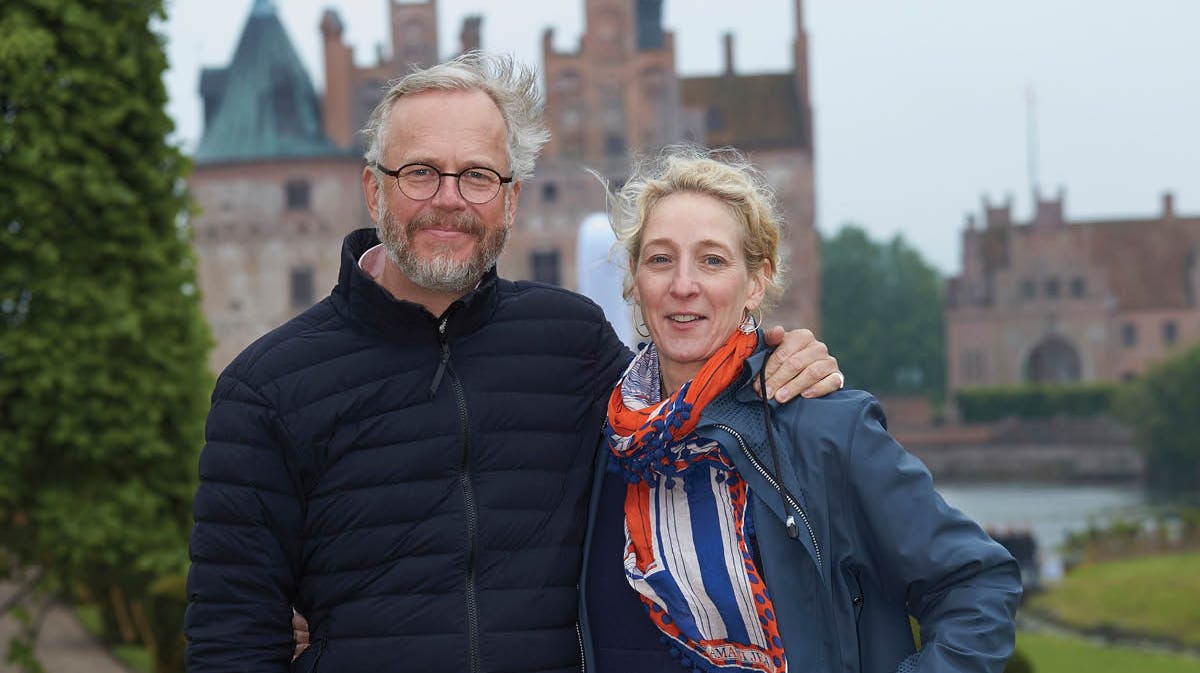 Prinsesse Alexandra og grev Michael Ahlefeldt-Laurvig-Bille foran Egeskov Slot.