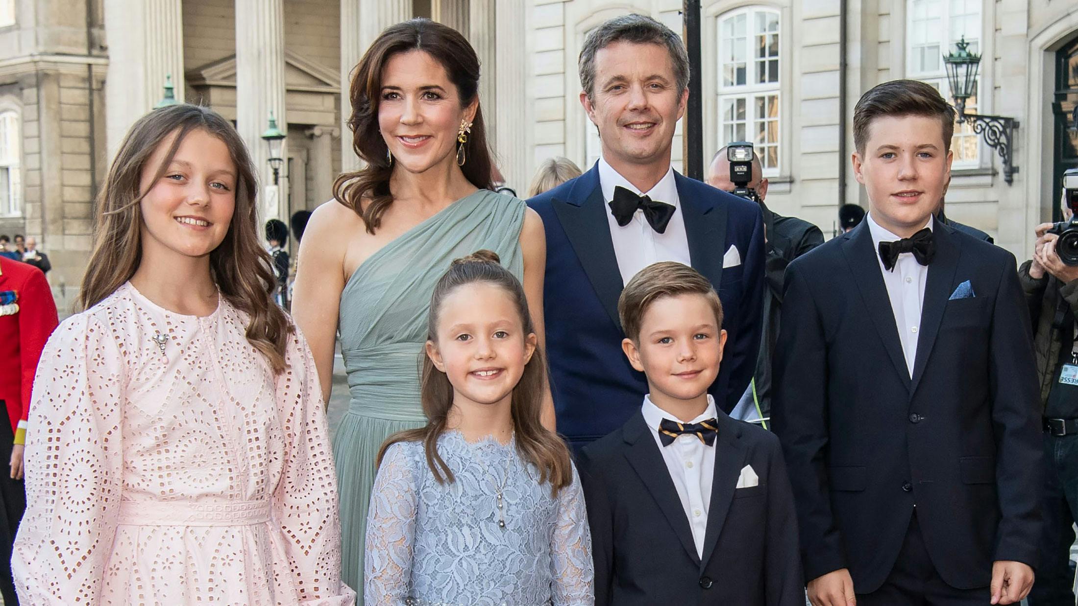 Kronprinsparret med deres fire dejlige børn.