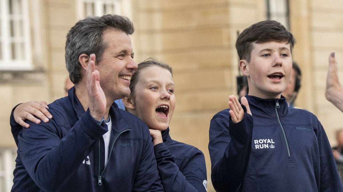 Kronprins Frederik sammen med Isabella og Christian ved Royal Run.