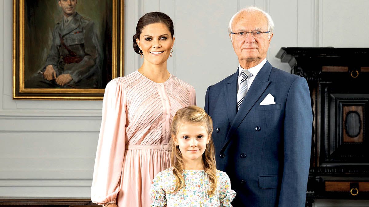 Sveriges kong Carl Gustaf med kronprinsesse Victoria og prinsesse Estelle.