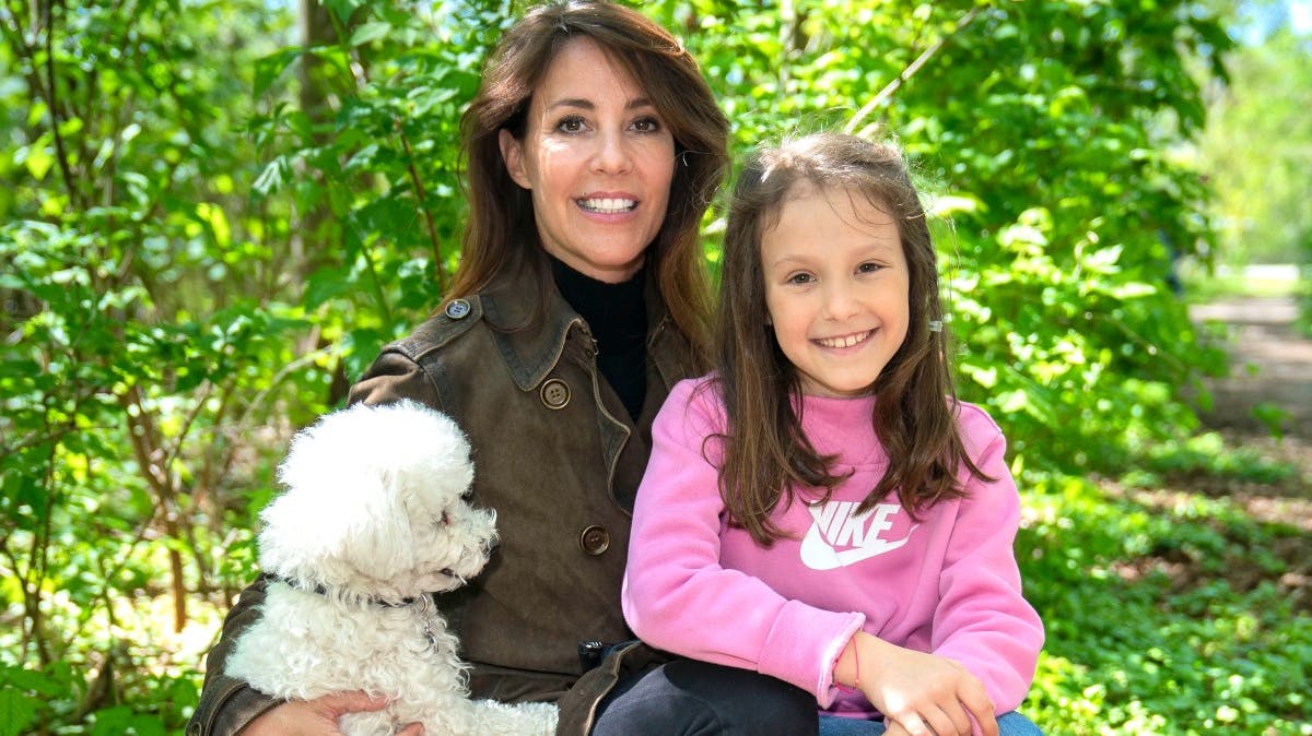 Prinsesse Marie og prinsesse Athena med hunden Cerise