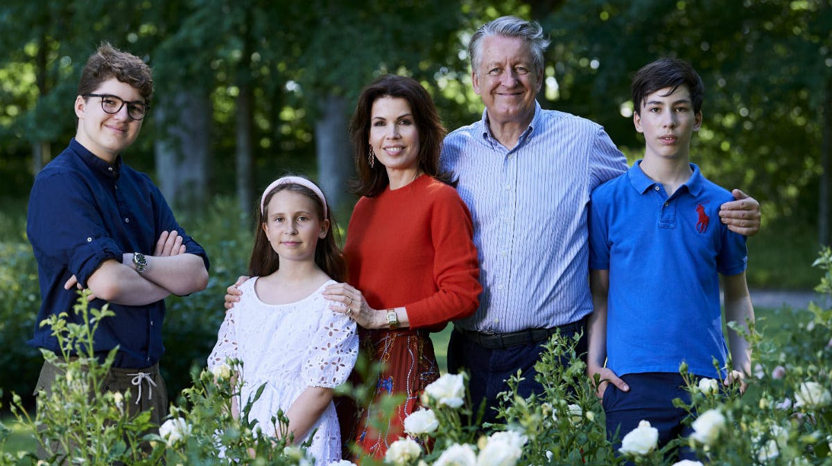 Familien Reedtz-Thott i slotshaven på Gavnø Slot. Fra venstre er det Ludvig, 15, Eloise, 11, baronparret og Holger, 13.&nbsp;