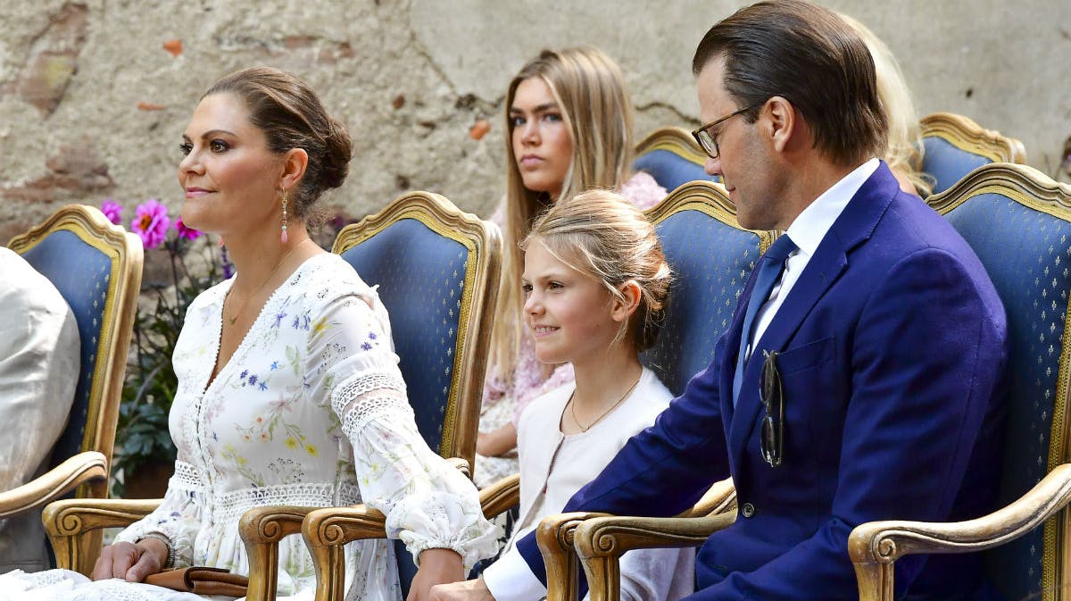 Kronprinsesse Victoria og prins Daniel holdet deres datter i hånden under fødselsdagskoncerten. 