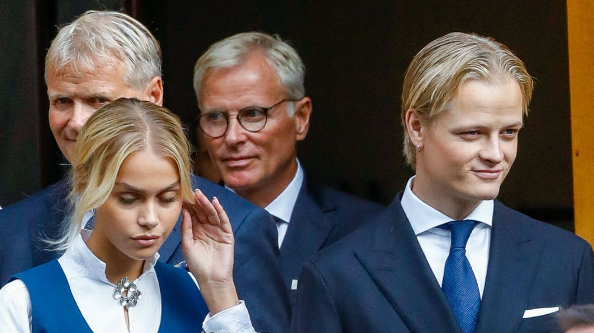 Marius Borg Høiby følges ud af kirken efter gudstjenesen i Asker kirke.