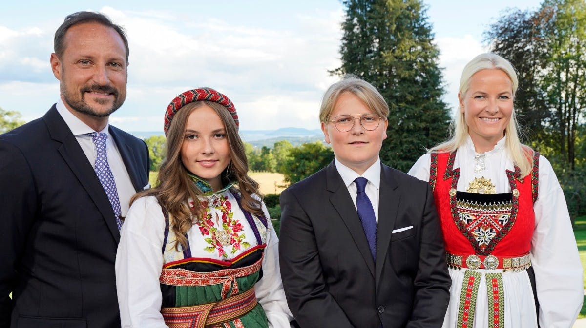 Kronprinsparret sammen med deres børn, prinsesse Ingrid Alexandra og prins Sverre Magnus. 