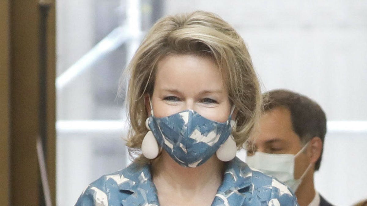 Dronning Mathilde på job med matchende mundbind.