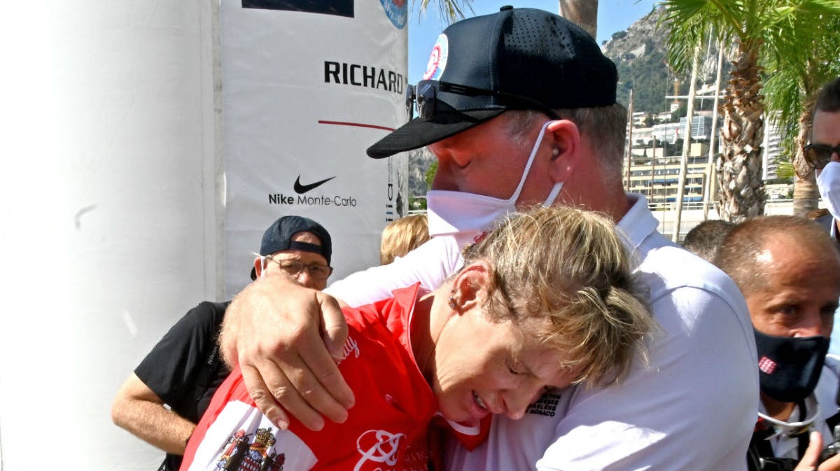 Fyrstinde Charlene i sin mand, fyrst Alberts arme efter at have gennemført konkurrencen lørdag.