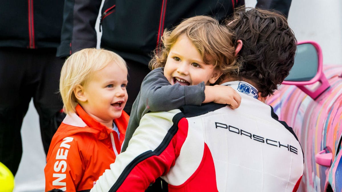 Prins Carl Philip får et kæmpe kram af sine børn.