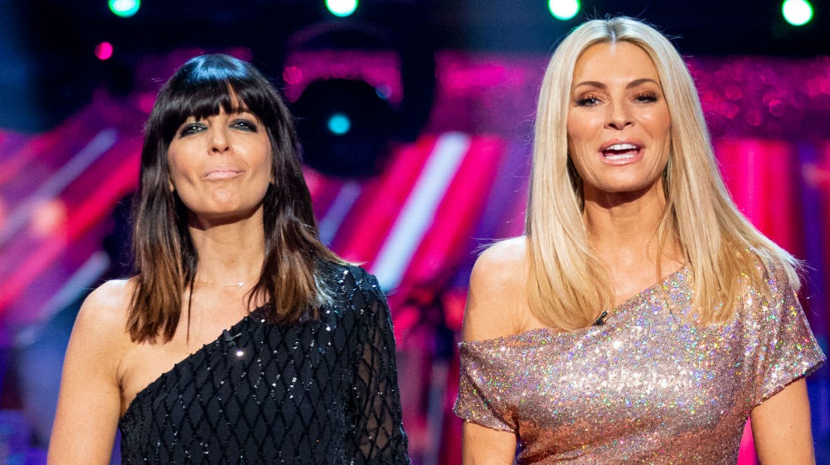 Værterne i den britiske udgave af "Vild med dans" er Claudia Winkleman og Tess Daly.