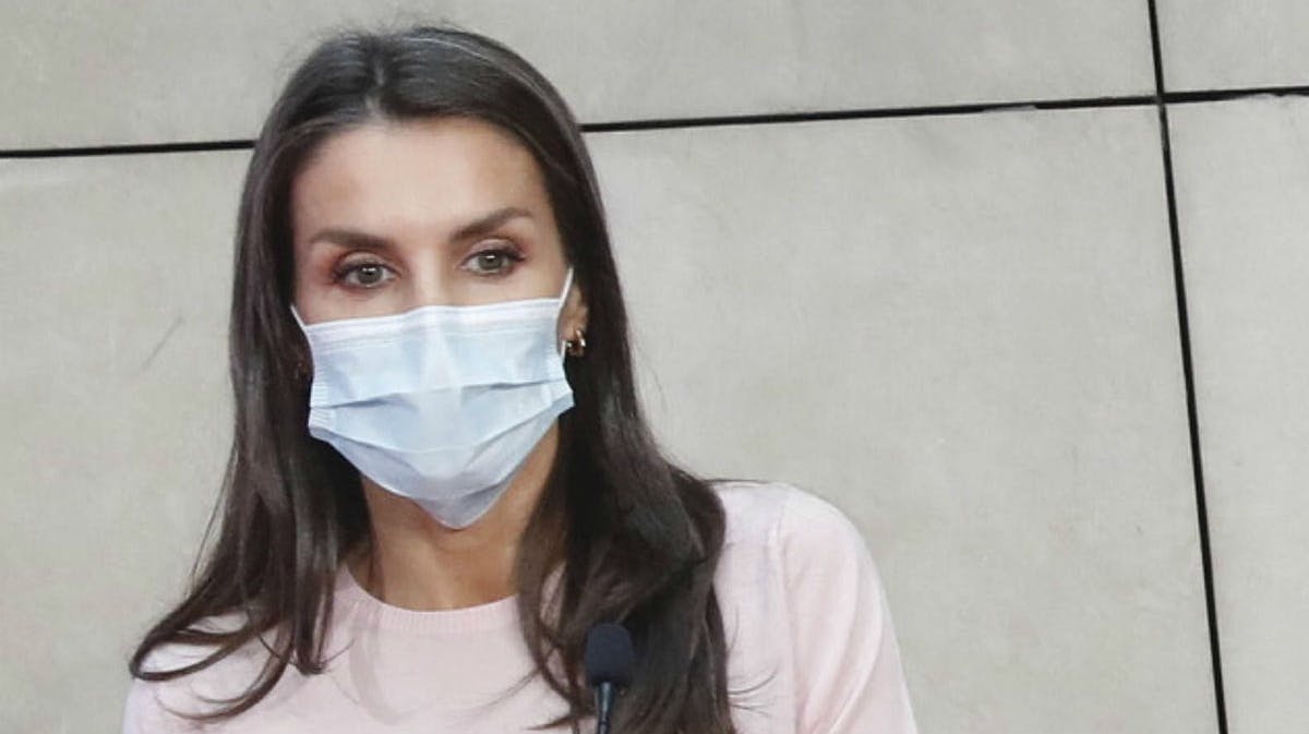 Dronning Letizia på talerstolen. 
