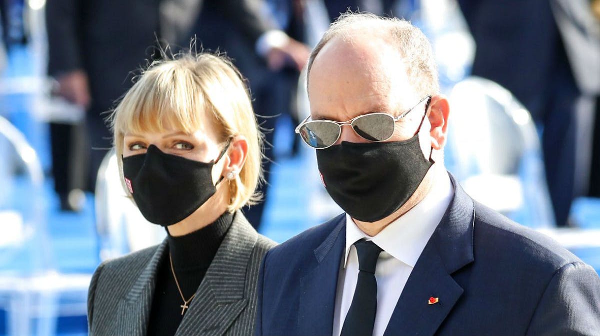 Fyrstinde Charlene og fyrst Albert ved mindeceremonien i Nice. 