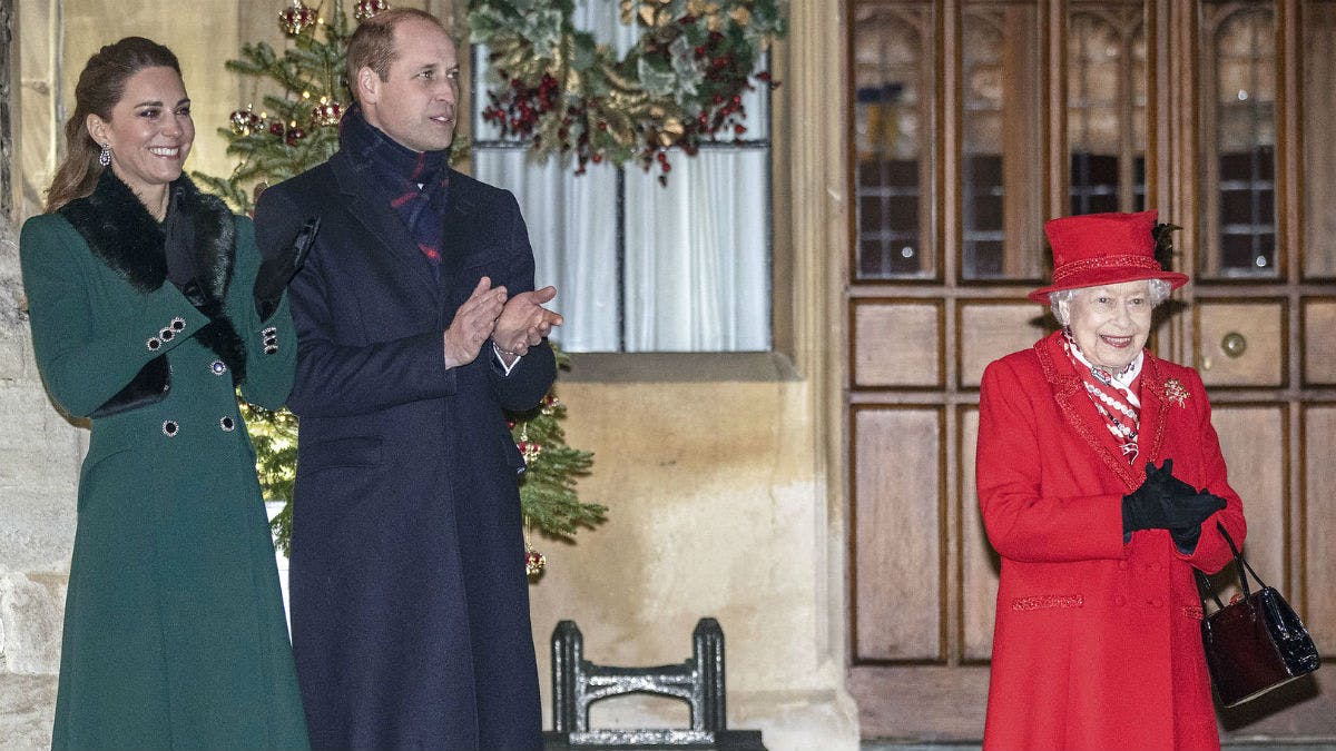 Dronning Elizabeth sammen med sit barnebarn prins William og hans hustru, hertuginde Catherine, onsdag.&nbsp;