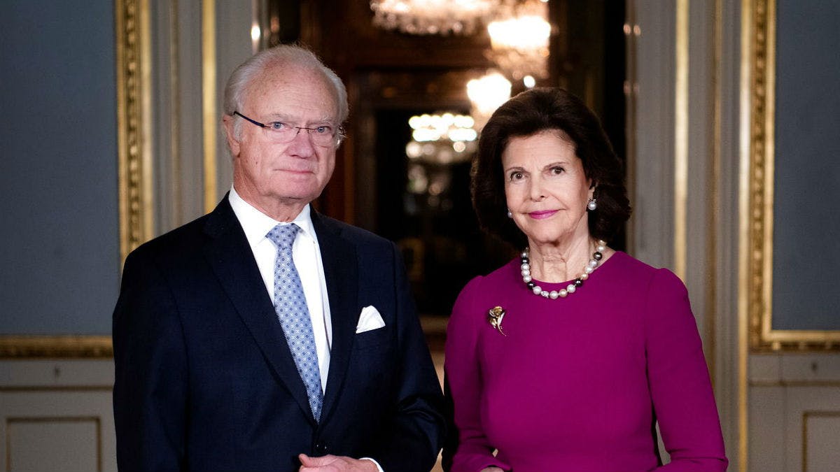 Kong Carl Gustaf og dronning Silvia på et af de nye officielle billeder.&nbsp;