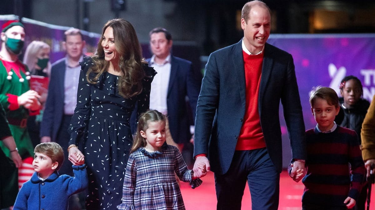 Kate og William med børnene Louis, Charlotte og George. 