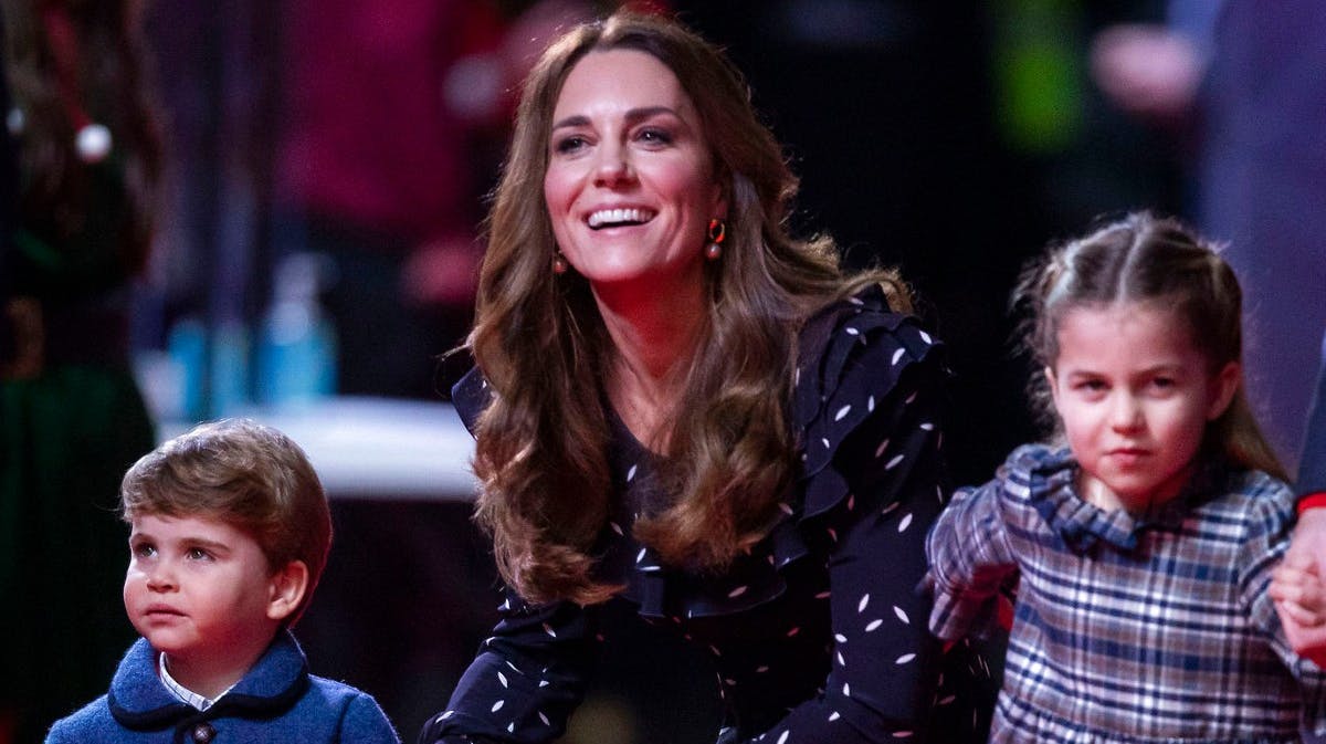 Kate sammen med prins Louis og prinsesse Charlotte.&nbsp;