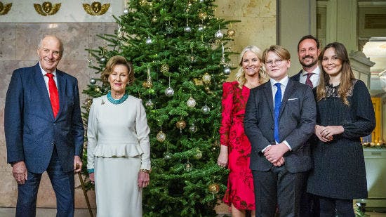 Det nye flotte julebillede af kongeparret og kronprinsfamilien. 