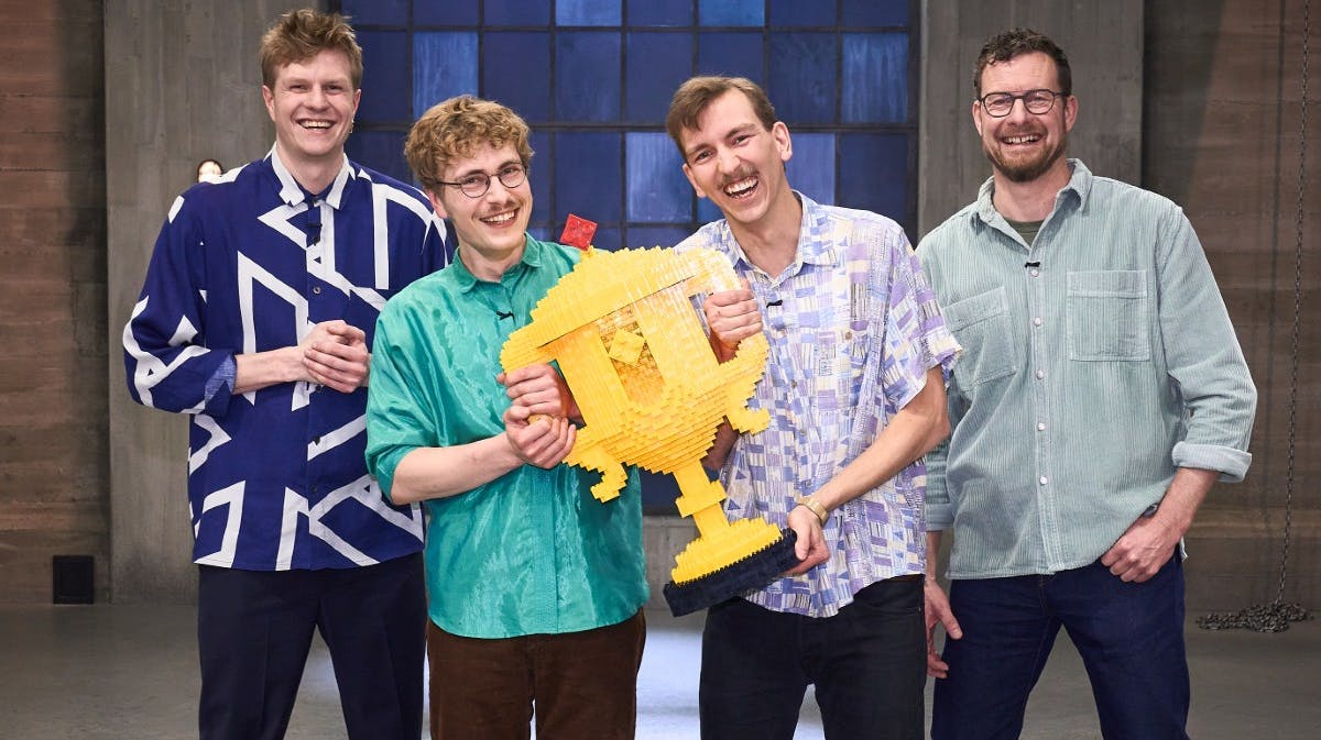 Vært Victor Lander og dommer Søren Dyrhøj sammen med vinderparret Frederik og Magnus i "LEGO Masters"