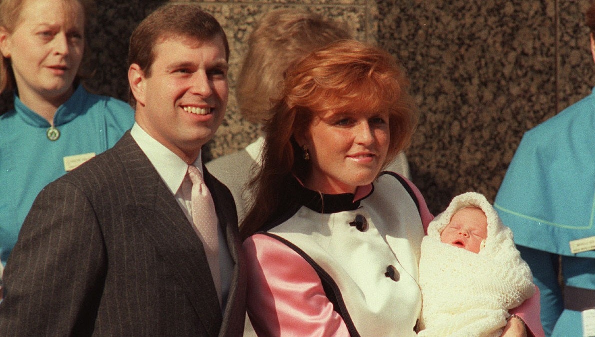 Hertuginde Sarah og prins Andrew med deres nyfødte datter Eugenie foran Portland hospitalet i London den 30. marts 1990.