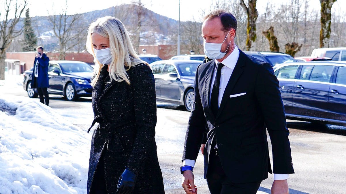 Kronprinsesse Mette-Marit og kronprins Haakon ved ankomsten til Asker Kirke mandag middag.&nbsp;