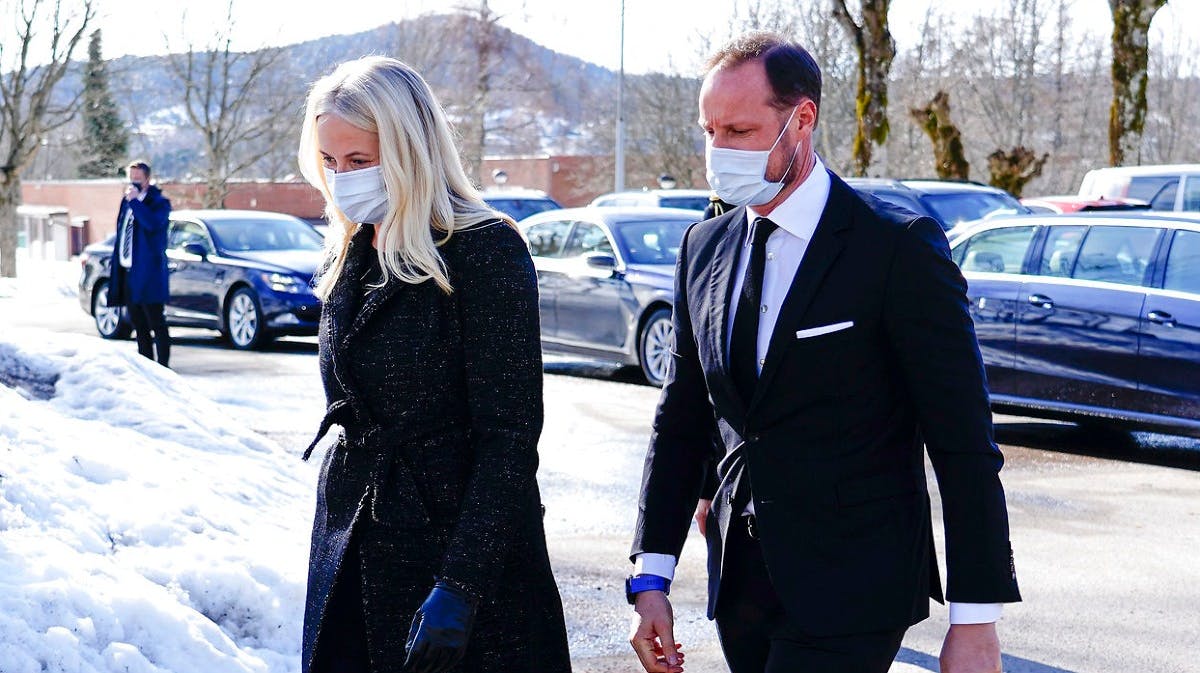 Kronprinsesse Mette-Marit og kronprins Haakon ved ankomsten til Asker Kirke mandag middag. 