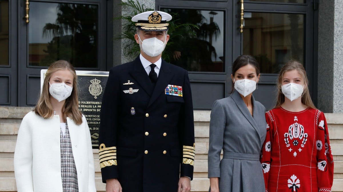 Kong Felipe og dronning Letizia sammen med deres døtre, prinsesse Leonor og prinsesse Sofia, til indvielsen af den nye ubåd.&nbsp;