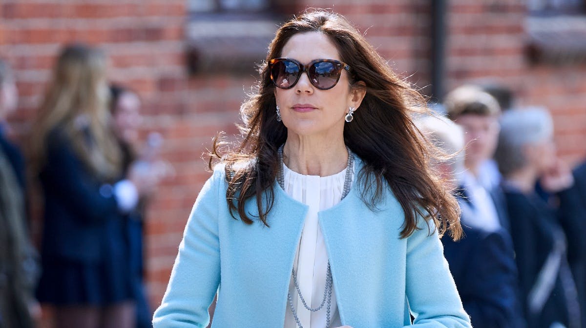 Kronprinsesse Mary i sin hvide Hugo Boss silkeskjorte i maj 2021 ved Holger Reedtz-Thotts konfirmation i Herlufsholm Kirke. 