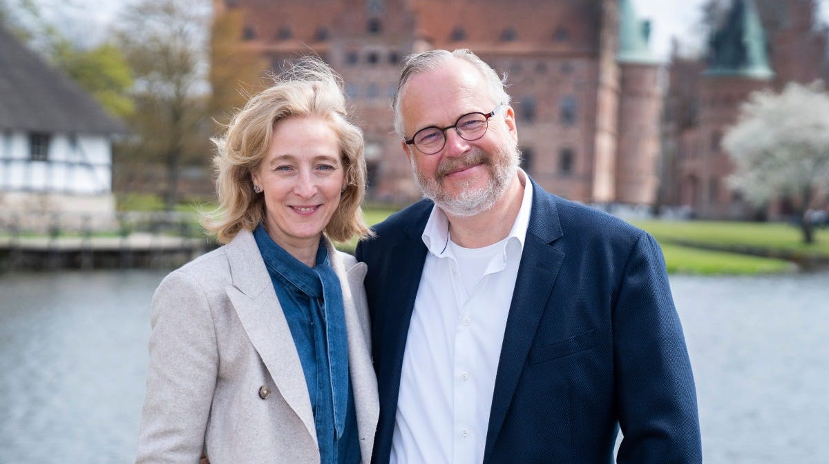 Prinsesse Alexandra og grev Michael foran Egeskov Slot. 