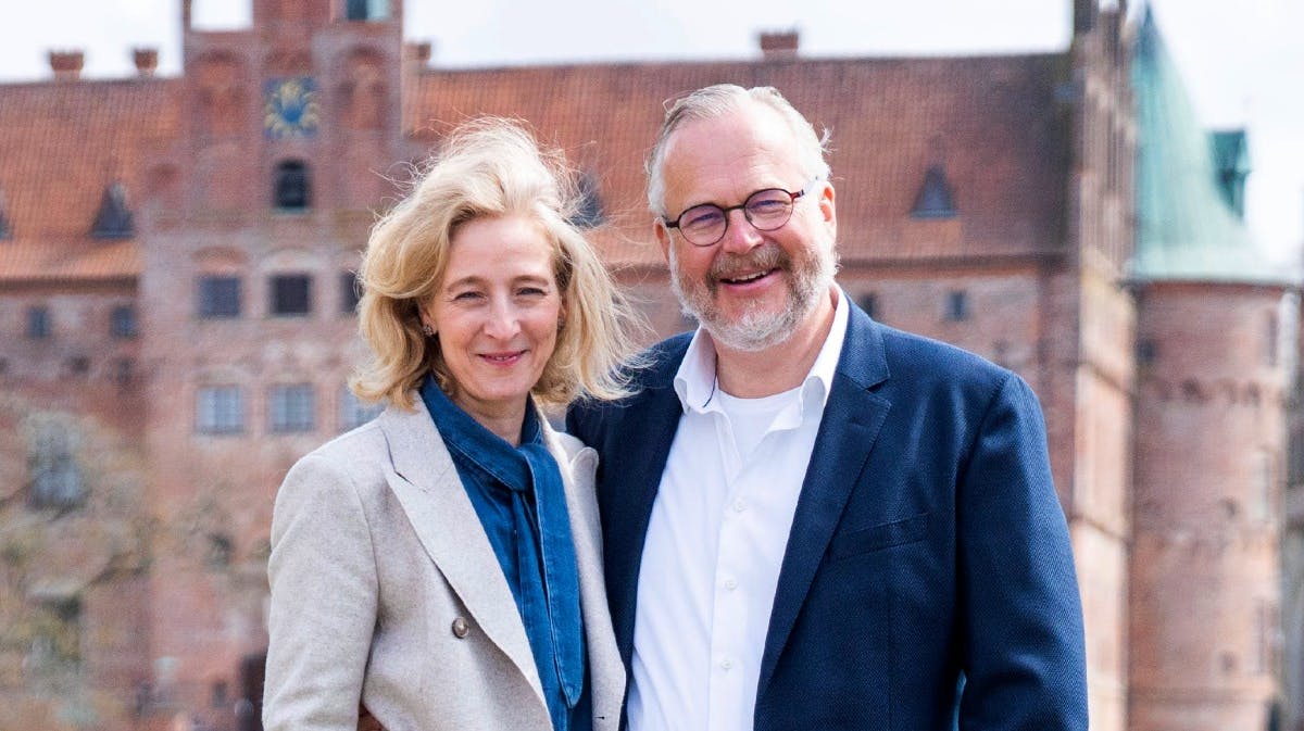Prinsesse Alexandra med sin mand, greve Michael Ahlefeldt-Laurvig-Bille, foran deres hjem Egeskov Slot på Fyn. 