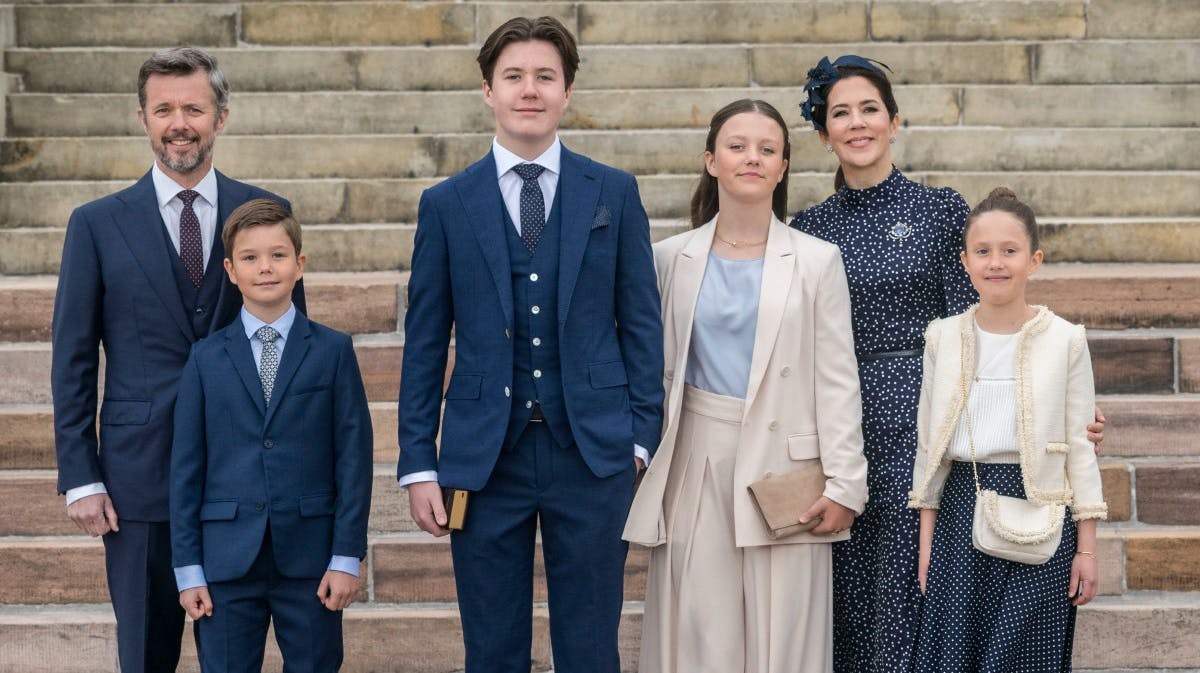 Kronprinsfamilien samlet til prins Christians konfirmation i maj.&nbsp;