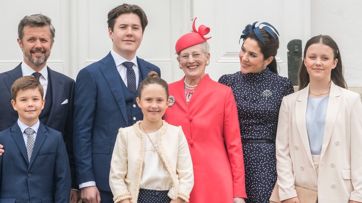 Kronprinsfamilien sammen med dronningen i maj til prins Christians konfirmation.