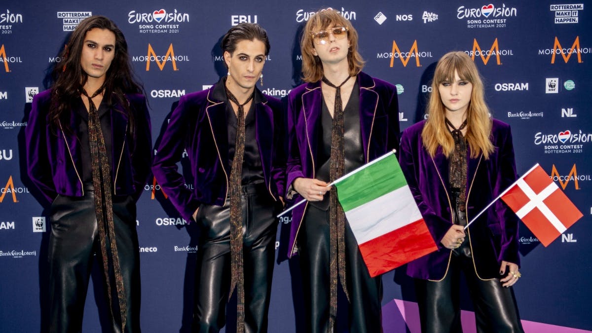 Årets italienske deltagere, Måneskin, til åbningsfesten for årets Eurovision Song Contest, hvor Victoria De Angelis havde et dansk flag med.