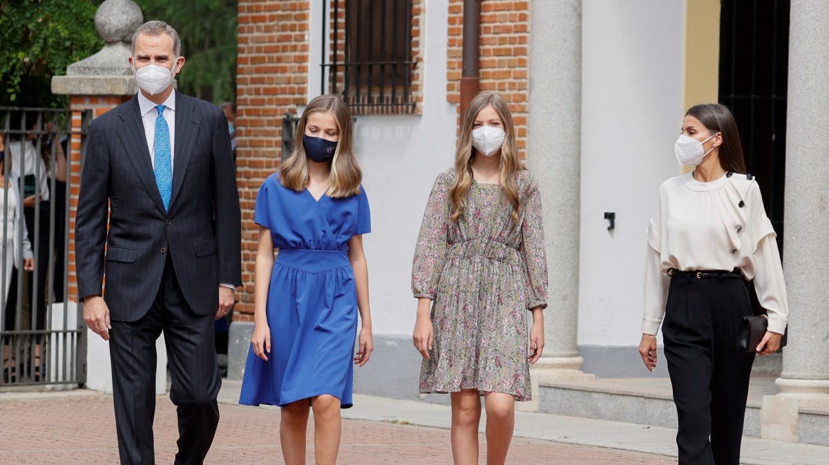 Det spanske kongepar ankommer til kirken i Madrid sammen med konfirmanden prinsesse Leonor og hendes lillesøster, prinsesse Sofia. 
