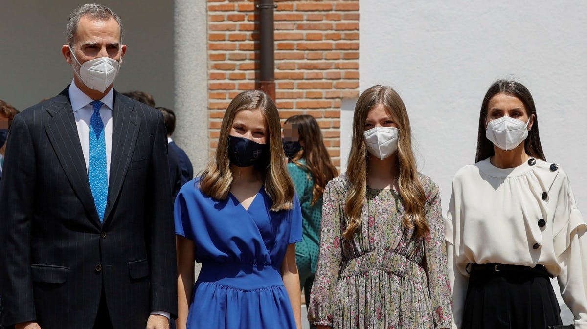 Kong Felipe og dronning Letizia sammen med deres døtre, prinsesse Sofia og prinsesse Leonor, efter prinsessens konfirmation. 