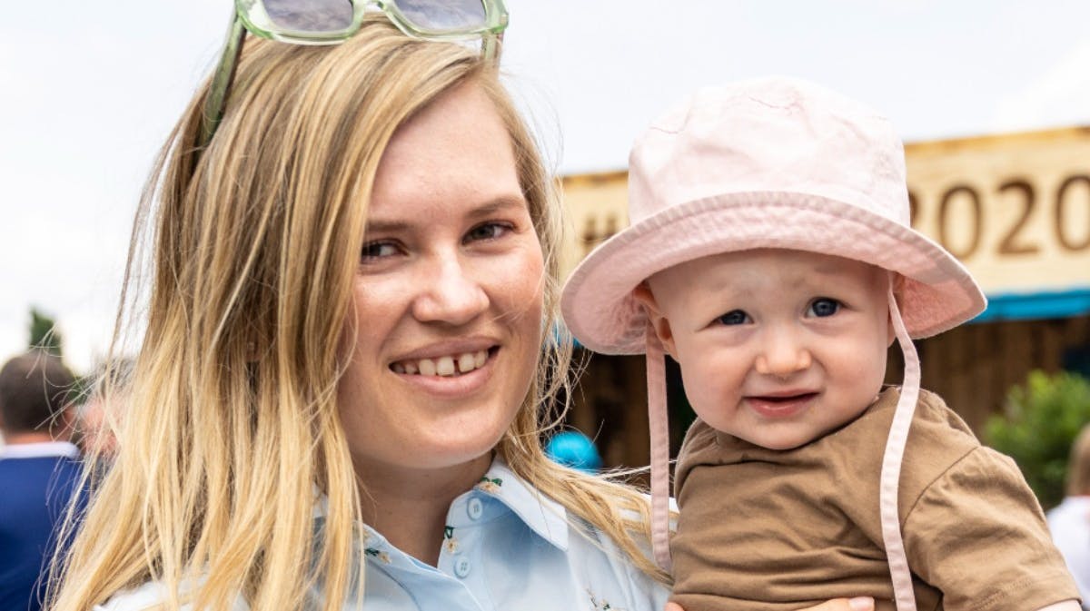 Rebecca Laudrup med datteren Ellen i juni 2021.