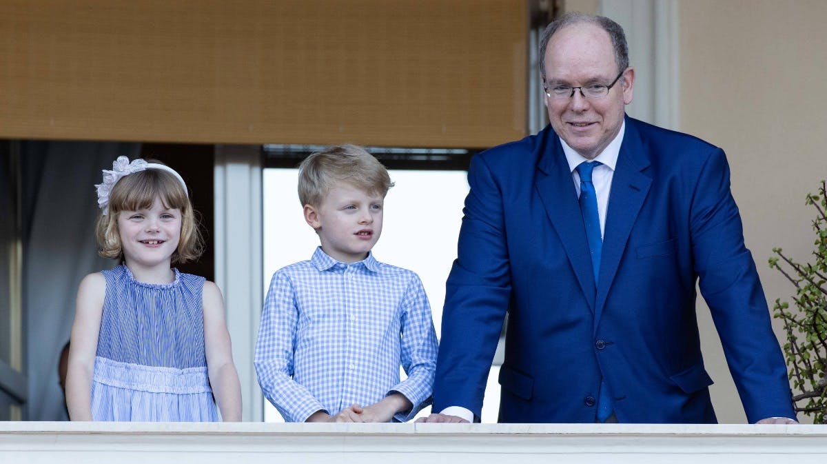 Fyrst Albert med sine og Charlenes seks-årige tvillinger, prinsesse Gabriella og arveprins Jacques, ved en officiel fejring i juni. 
