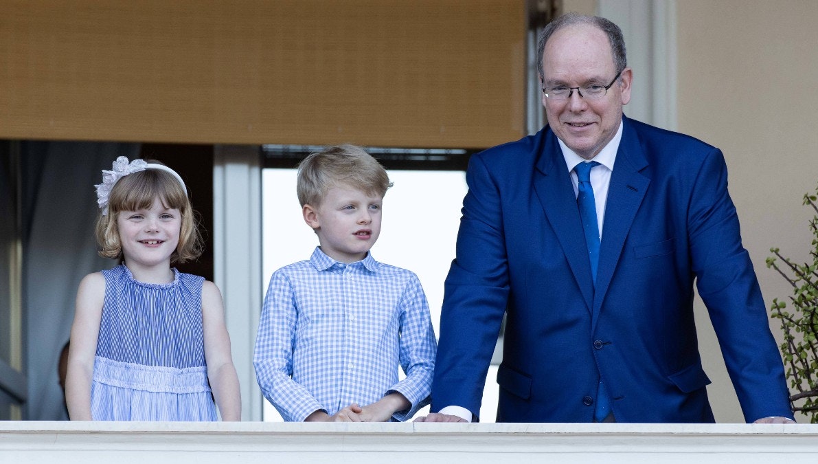 Fyrst Albert med sine og Charlenes seks-årige tvillinger, prinsesse Gabriella og arveprins Jacques, ved en officiel fejring i juni.&nbsp;