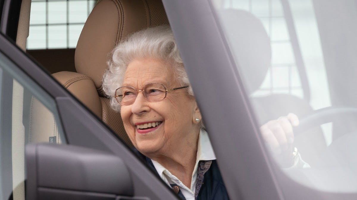 Dronning Elizabeth ved ankomsten til det kongelige hesteshow. 