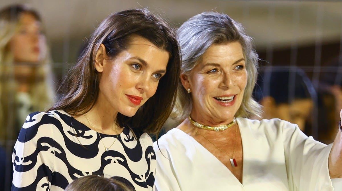 Charlotte Casiraghi med sin mor, prinsesse Caroline, ved ridestævnet i Monte Carlo. 