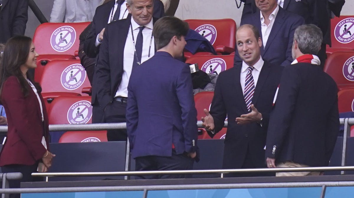 Prins William hilser på det kongelige danske trio på Wembley. 