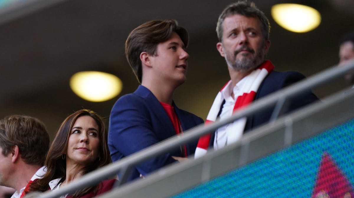 Kronprinsparret og prins Christian på Wembley onsdag aften. 