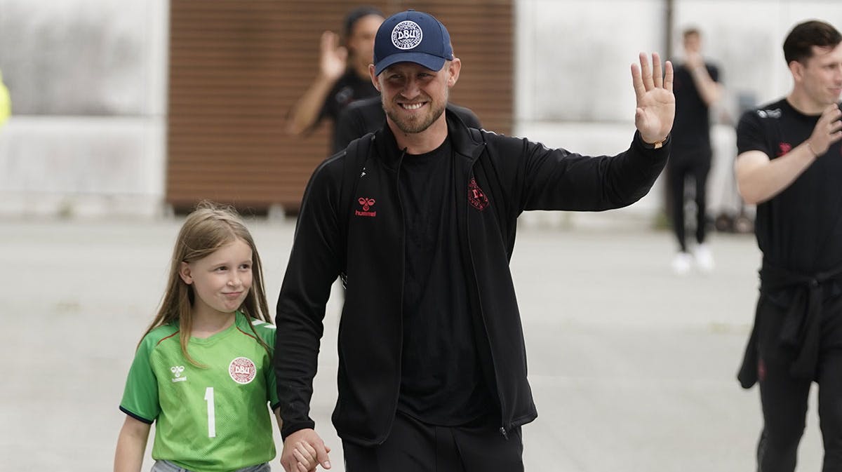 Kasper Schmeichel og datteren i lufthavnen onsdag eftermiddag