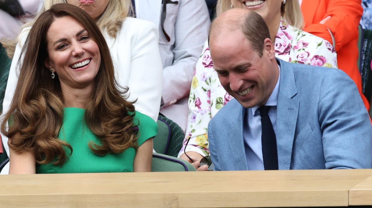 En veloplagt Kate sammen med William til kvindernes finale ved Wimbledon lørdag. 