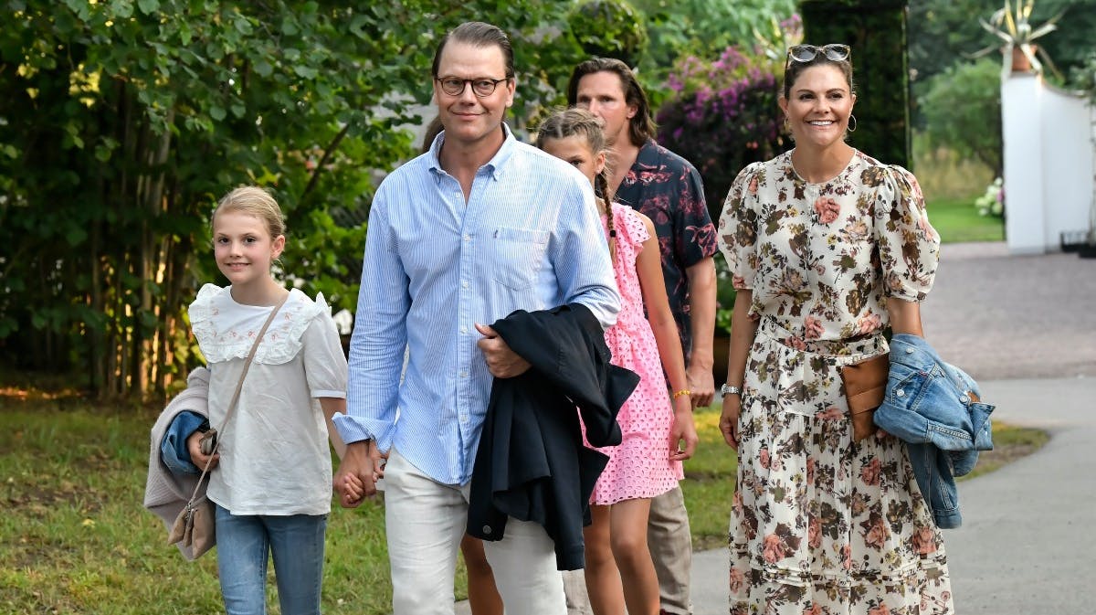 Kronprinsesse Victoria og prins Daniel sammen med prinsesse Estelle. 