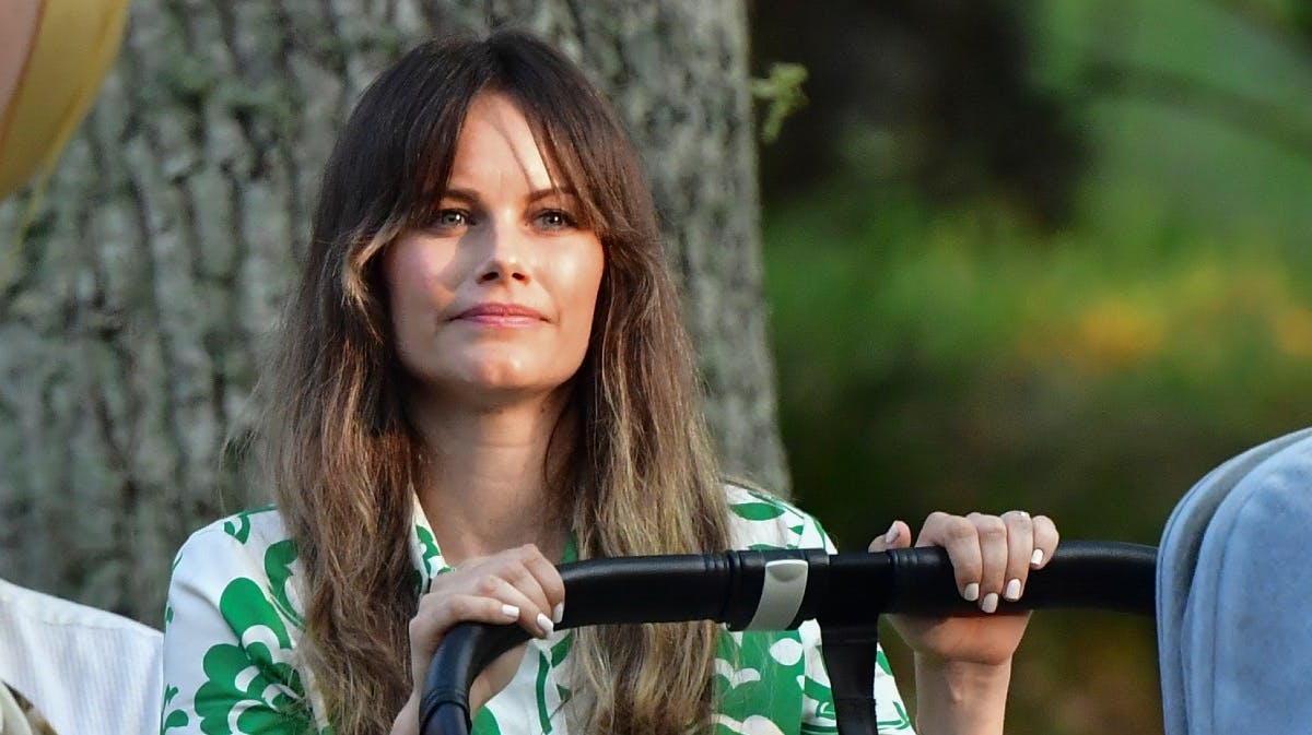 Prinsesse Sofia med prins Julian i barnevogn tirsdag aften. 