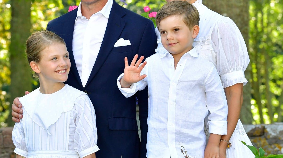 Prinsesse Estelle og prins Oscar ved fotograferingen ved Sollidens slott onsdag eftermiddag.&nbsp;