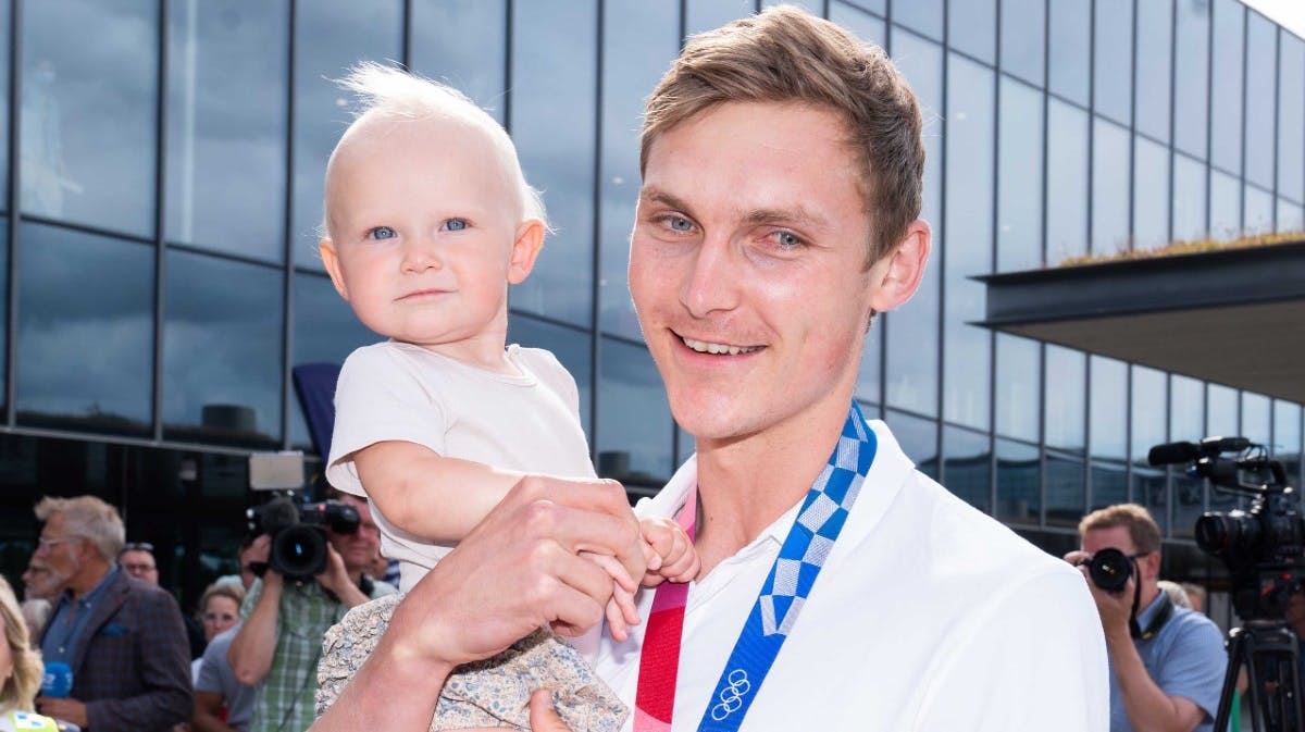 Viktor Axelsen med datteren Vega