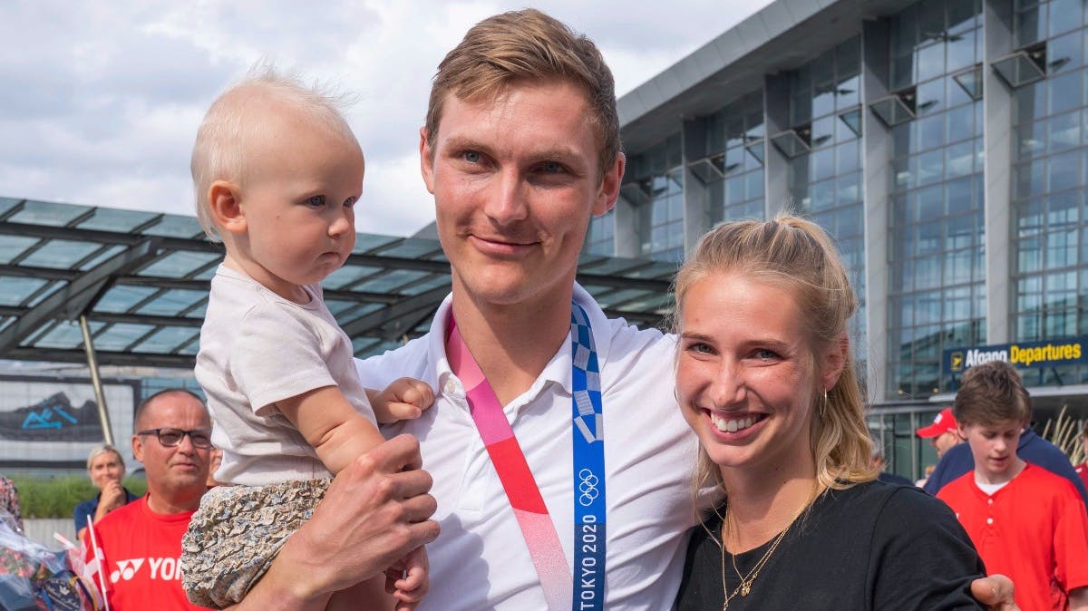 Viktor Axelsen med Natalia og lille Vega