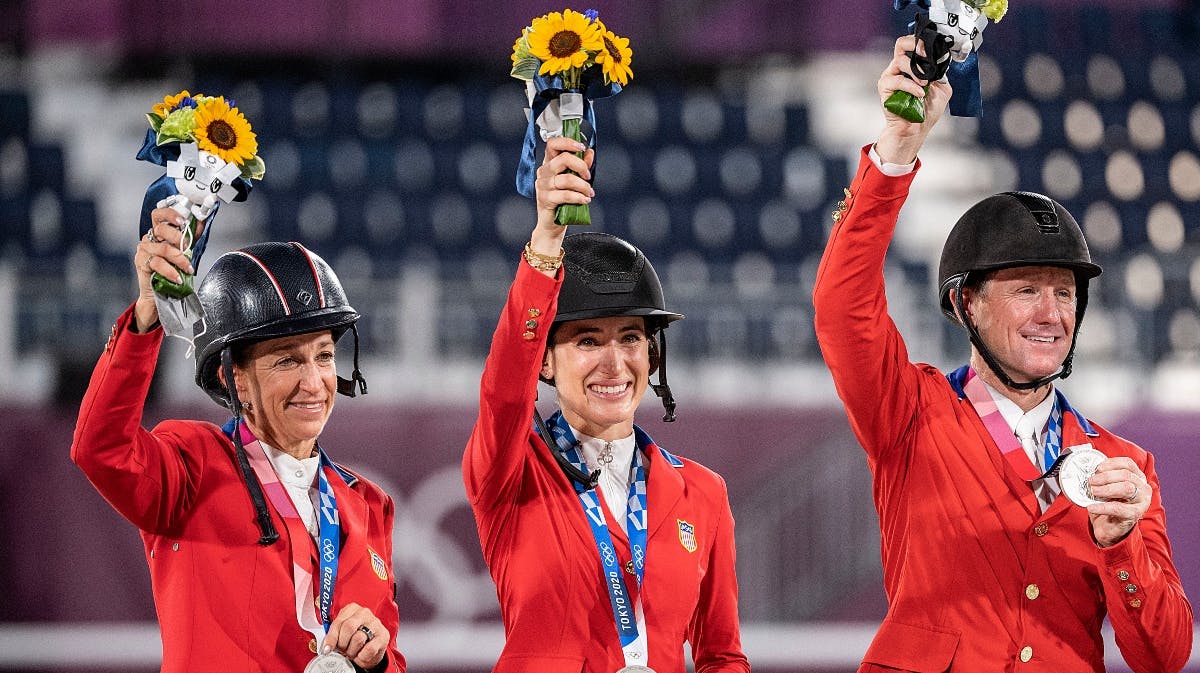 Jessica Springsteen (i midten) vandt en flot sølvmedalje sammen med det amerikanske hold i ridebanespringning.