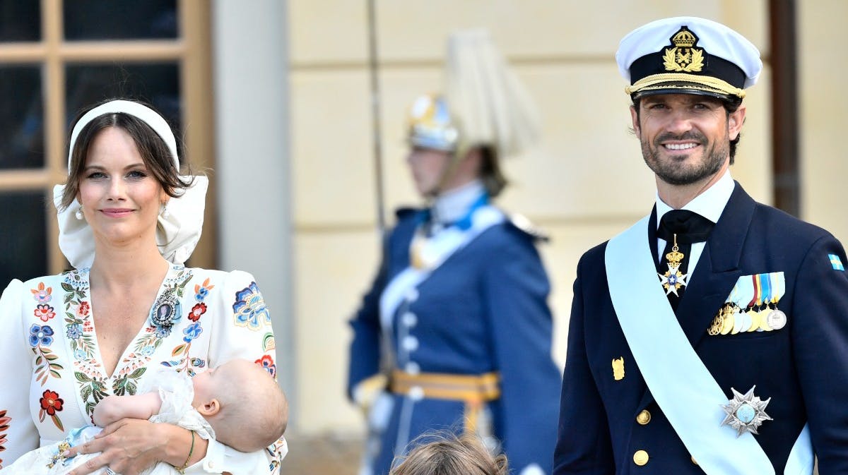 Prinsesse Sofia med prins Julian i favnen og prins Carl Philip ved sin side. 