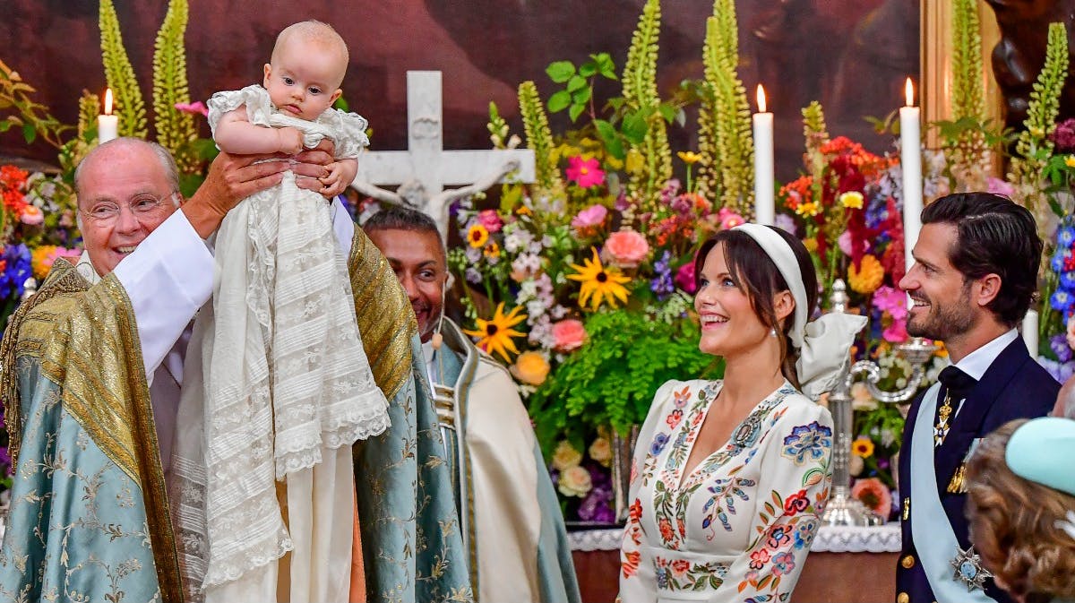 Prins Julian under dåbshandlingen med sine stolte forældre ved sin side.